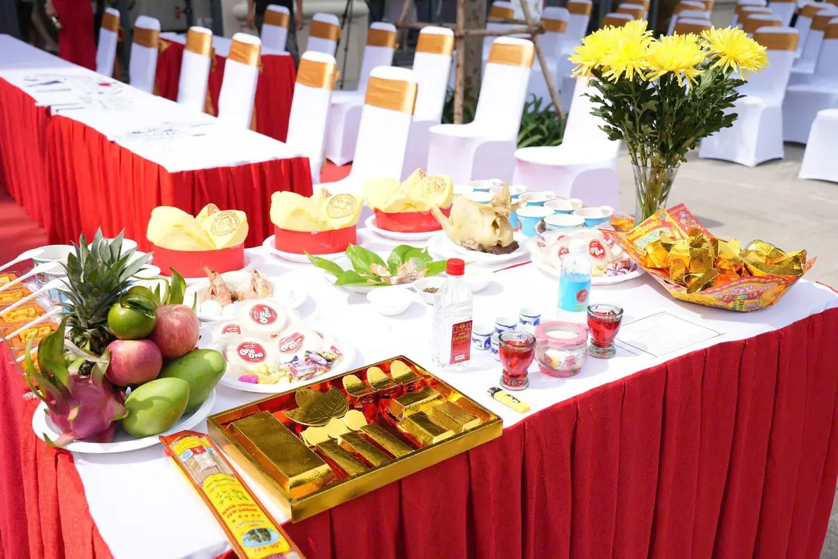 Bàn lễ cúng khai trương với mâm ngũ quả và lễ vật