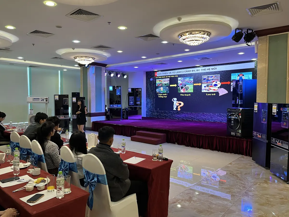 Hội thảo ra mắt sản phẩm với sân khấu, màn hình LED và đèn sân khấu
