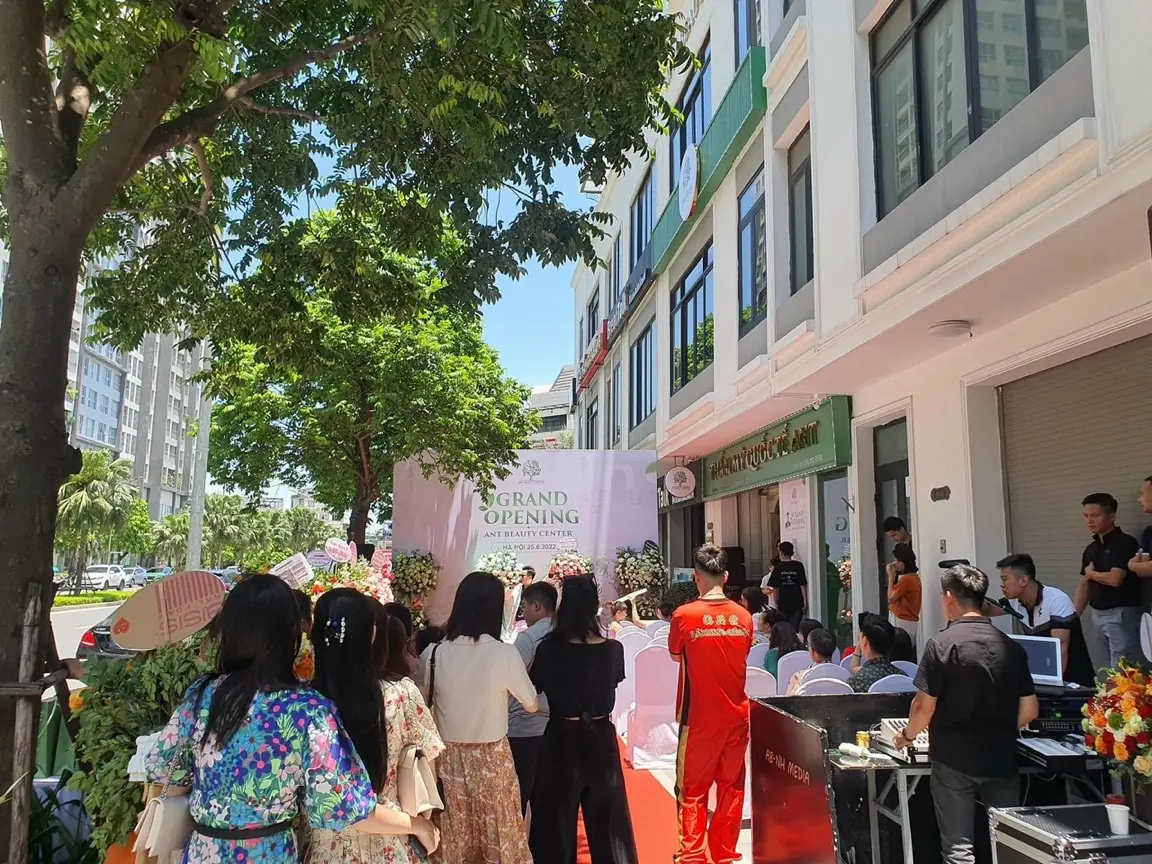 Lễ khai trương ngoài trời với backdrop, ghế khách mời và bàn âm thanh