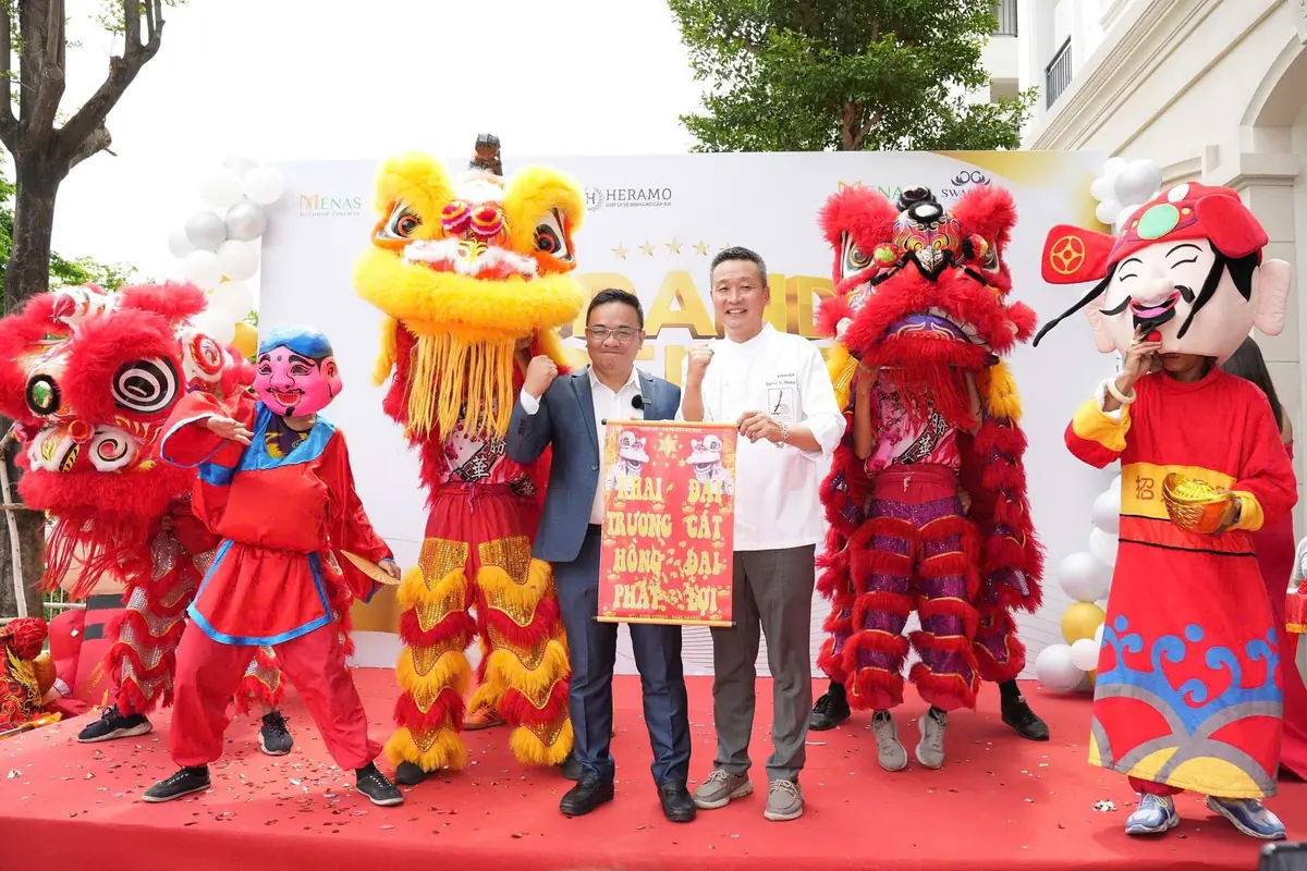 Đội lân, Thần Tài và khách mời trên sân khấu khai trương