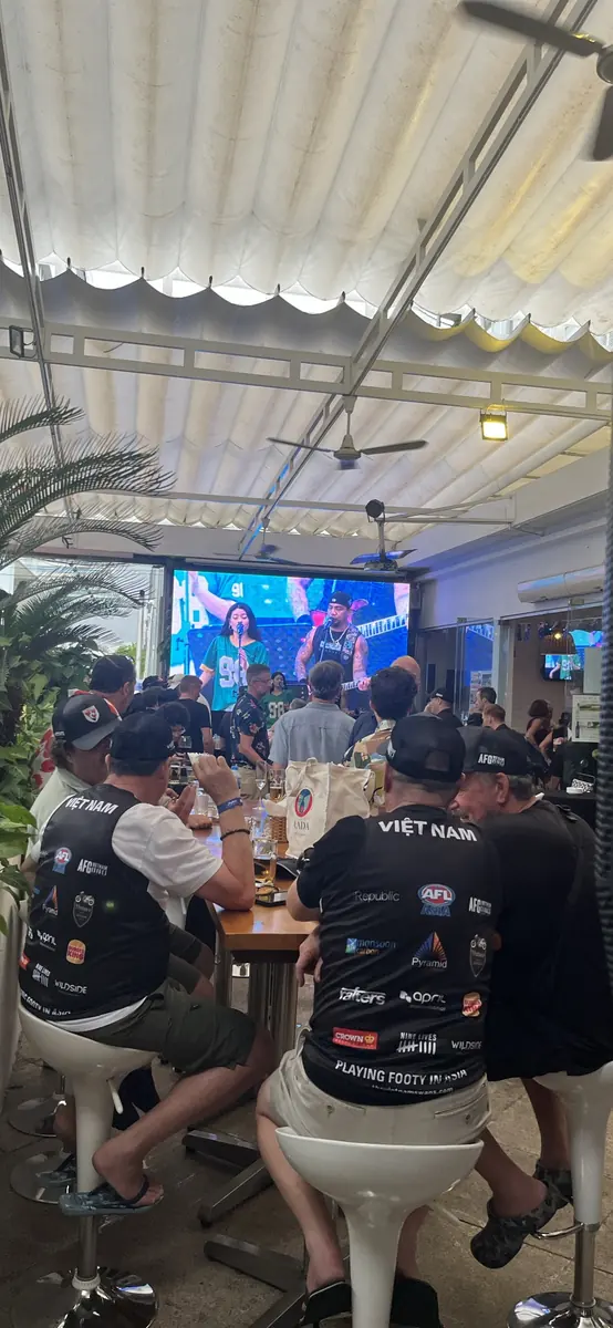 Ban nhạc biểu diễn trực tiếp trên màn hình LED ngoài trời