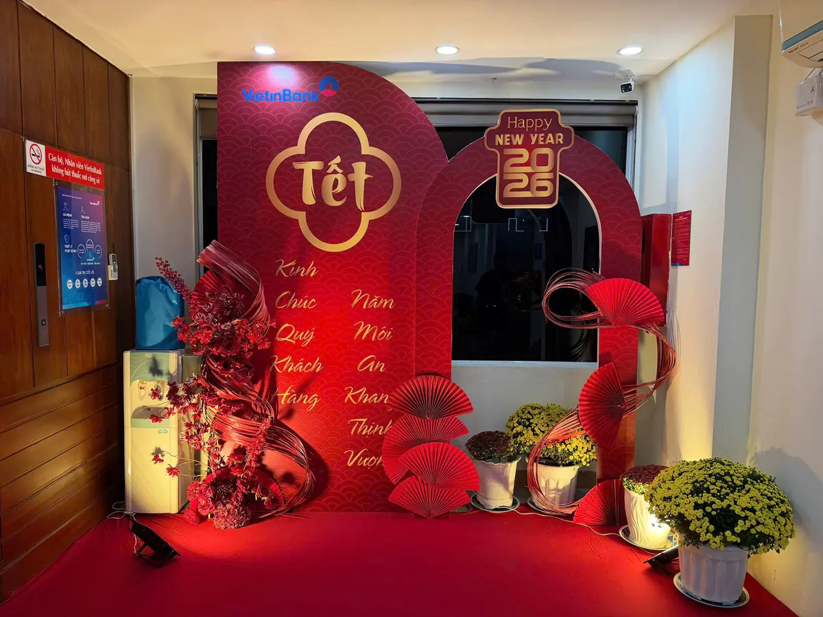 Góc chụp ảnh Tết với khung chữ Tết và bàn ghế