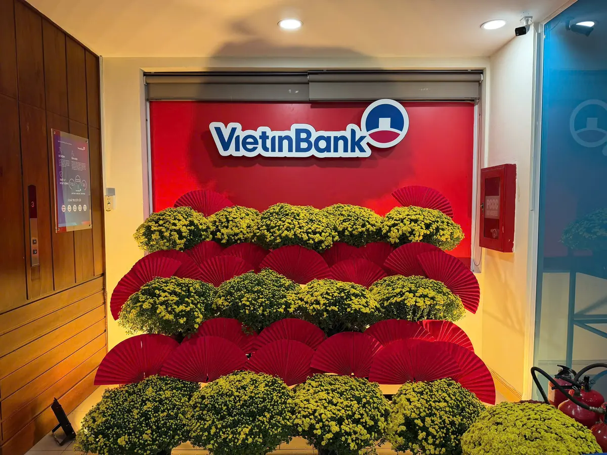 Tường quạt đỏ và hai hàng chậu hoa cúc vàng