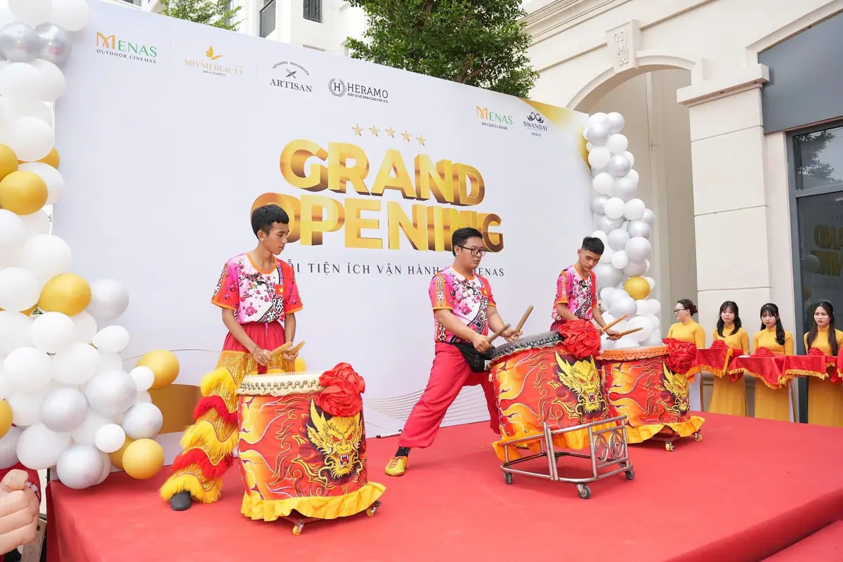 Đội trống hội biểu diễn mở màn lễ khai trương